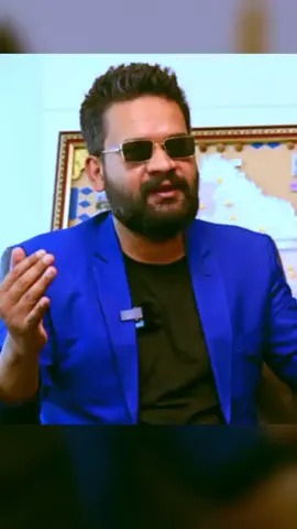 Balendra Shah, lahir di Kathmandu tahun 1990, adalah lulusan teknik sipil Nepal dan S2 teknik struktur di India. Ia dikenal lewat lagu rap Balidan dan Sacrifice (2020) yang mengkritik korupsi, dengan 11 juta views di YouTube. Populer di Instagram dengan 800 ribu followers, Balendra terjun ke politik pada 2022 sebagai calon independen dan berhasil menang menjadi Wali Kota Kathmandu. Ia dipandang simbol disrupsi politik generasi muda, dengan program perbaikan infrastruktur pejalan kaki, pemberantasan penggelapan pajak, dan pengawasan pendidikan publik.