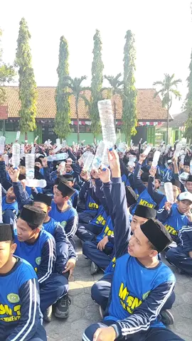 Kegiatan Sedekah Sampah dilanjukan Jalan Sehat Sekitar Desa Sumbertebu #kemenagkabmojokerto #sajarohcinta #madrasahmajubermutumendunia #madsanegamojokerto #