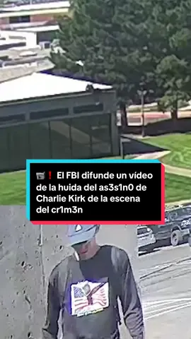 El video de seguridad, de una cámara del estacionamiento de la universidad, muestra a un sujeto vestido de negro que desciende del techo de uno de los edificios del campus y luego se pierde al retirarse por una autopista aledaña. Las nuevas imágenes fueron exhibidas por el comisionado de seguridad pública de Utah, Beau Mason, junto al director del FBI, Kash Patel, y el gobernador de Utah, Spencer Cox, durante una rueda de prensa que duró 10 minutos y en la que las autoridades no admitieron preguntas, según informa Efe. #charliekirk #fbi #utah #eeuu