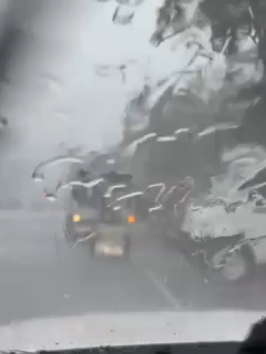 PANOORIN: As of 2 pm ngayong Biyernes, Setyembre 12, malakas na buhos ng ulan at bugso ng hangin ang nararanasan sa Quezon City. (Video courtesy: Courtesy Jeck Battalones | PRTV News) #DZMMRadyoPatrol630 #QuezonCity