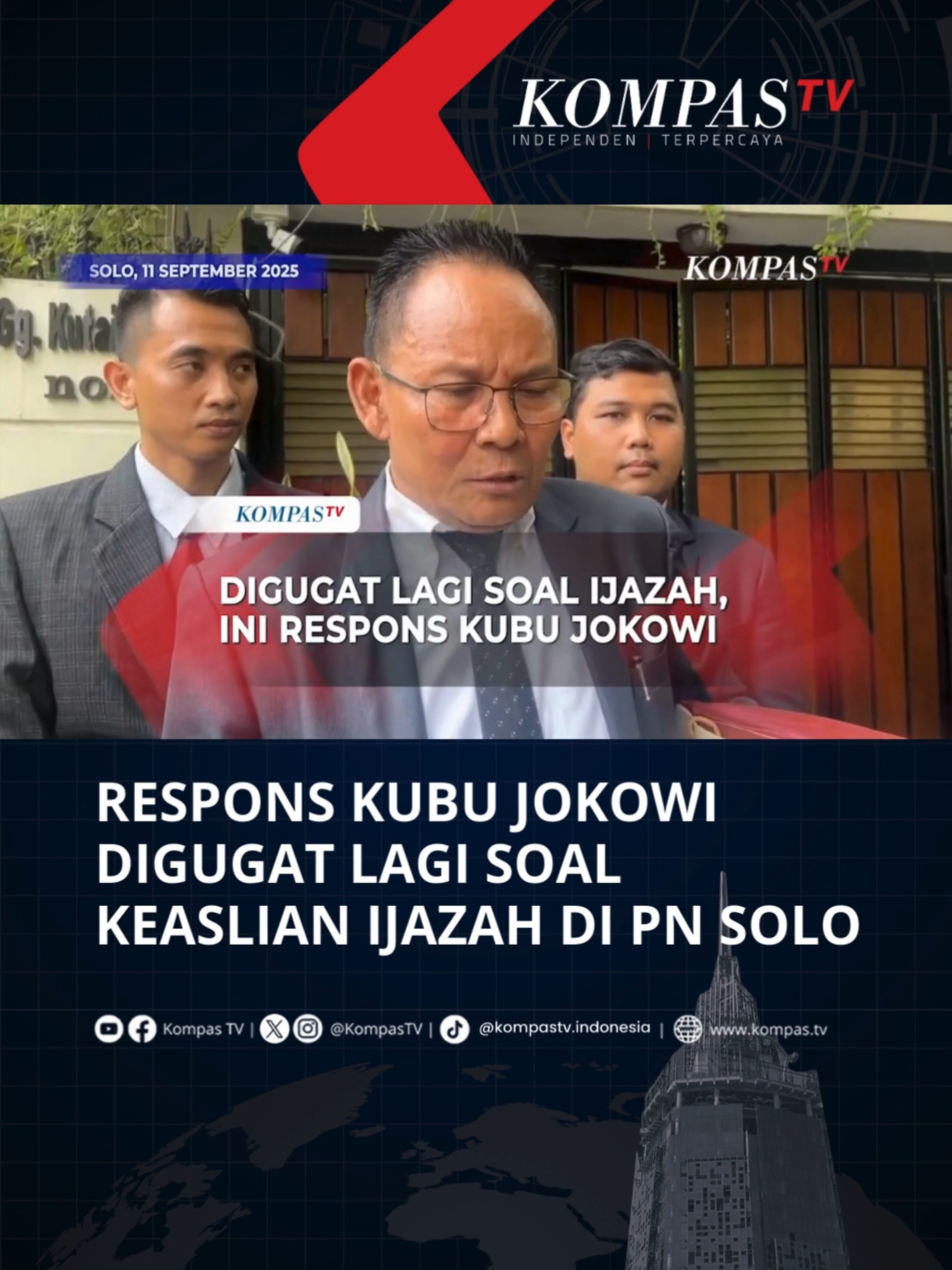 Presiden ke-7 RI, Joko Widodo kembali digugat terkait keaslian ijazahnya. Kali ini, penggugat mengajukan gugatan model Citizen Lawsuit (CLS) ke Pengadilan Negeri (PN) Solo. Kuasa hukum Jokowi, YB Irpan sebut Jokowi ini diposisikan sebagai penyelenggara negara, padahal saat ini beliau bukan lagi penyelenggara negara saat ditemui usai mengunjungi kediaman Jokowi di Solo pada Kamis, (11/9/2025). Kuasa Hukum Penggugat CLS, Muhammad Taufiq mengatakan pihaknya berharap negara bertindak dengan membuat aturan yang memungkinkan pejabat negara menunjukkan ijazah aslinya ke publik. Tuliskan komentarmu dan dapatkan berita terkini lainnya di www.kompas.tv serta youtube.com/kompastv #SOROTKompasTV #TikTokBerita