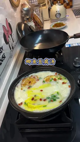 一周都要喝几次的鲫鱼汤，我家会经常做这个汤喝，高钙高铁，汤鲜味美