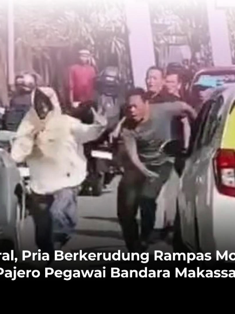 Viral, Pria Berkerudung Rampas Mobil Pajero Pegawai Bandara Makassar Beredar video di media sosial memperlihatkan seorang pria berlari dikejar warga dan petugas di area pintu masuk Bandara Internasional Sultan Hasanuddin, Kabupaten Maros, Sulawesi Selatan, Rabu (10/9/2025) pagi. #berkerudung #Rampas #Mobilpajero #Pegawaibandara #Makassar #FYP