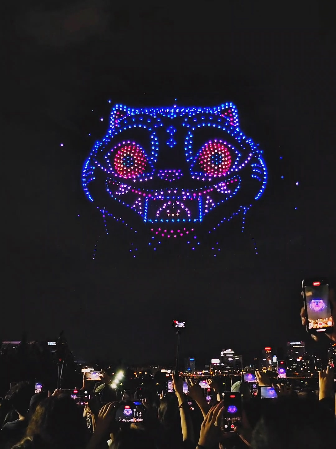 𝕍𝕚𝕤𝕚𝕥 𝕊𝕖𝕠𝕦𝕝 𝕎𝕖𝕖𝕜𝕖𝕟𝕕𝕤. Watch as countless drones light up the sky above the Hangang River in a vibrant, one-of-a-kind K-pop Demon Hunters inspired display! Relive the energy and thrill of the Netflix hit through the dazzling riverside performance. 🎶🔥 📸 [Instagram] @8ak8ak #VisitSeoul #Seoul #Korea #VisitKorea #DroneLightShow #Seoul #HangangRiver #SeoulSky #SeoulNight #KpopDemonHunters #KPop #TikTok #TikTok_Viral