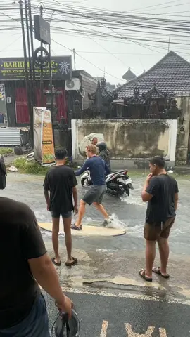 Di bali lagi main surf #singkawanginformation 