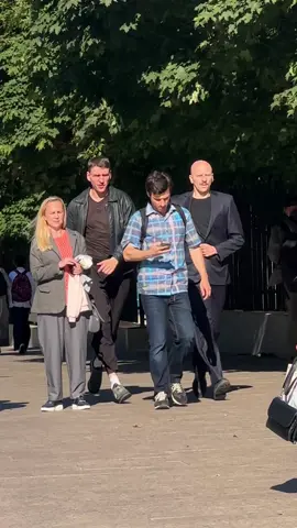 #хватальники Несёт с собой пару десятков грамм, а тут какие-то двое подходят🥹 __________ в моей телеге ещё видевсы