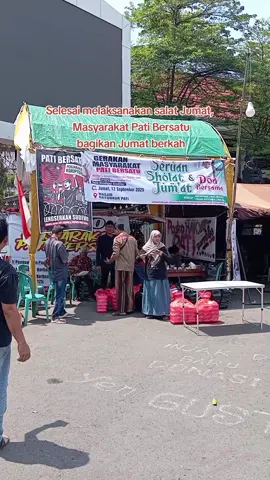 Masyarakat Pati Bersatu berbagi di hari Jumat berkah... #masyarakatpati #masyarakatpatibersatu #patibumiminatani #patidamai #patibumiminatani🥰🥰 #patikondusif #beritapati #seputarmuria #aliansimasyarakatpatibersatu #fyppppppppppppppppppppppp 