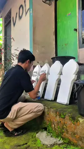 Mungkin Hambamu ini jarang beramal dengan materi, namun permintaan2 seperti ini (tulis batu nisan) selalu ikhlas 🤲