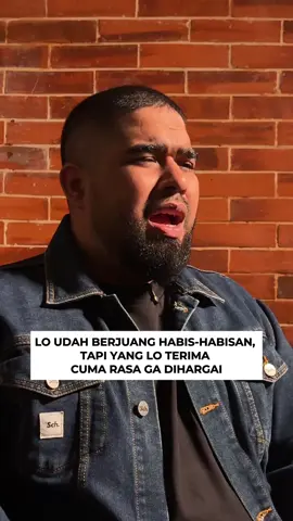 Lo udah kerja keras, ngorbanin banyak hal. Tapi yang bikin nyesek… bukan capeknya, tapi rasa nggak pernah dihargai. Percaya, waktu selalu punya cara nunjukkin siapa yang tulus dan siapa yang cuma nuntut.