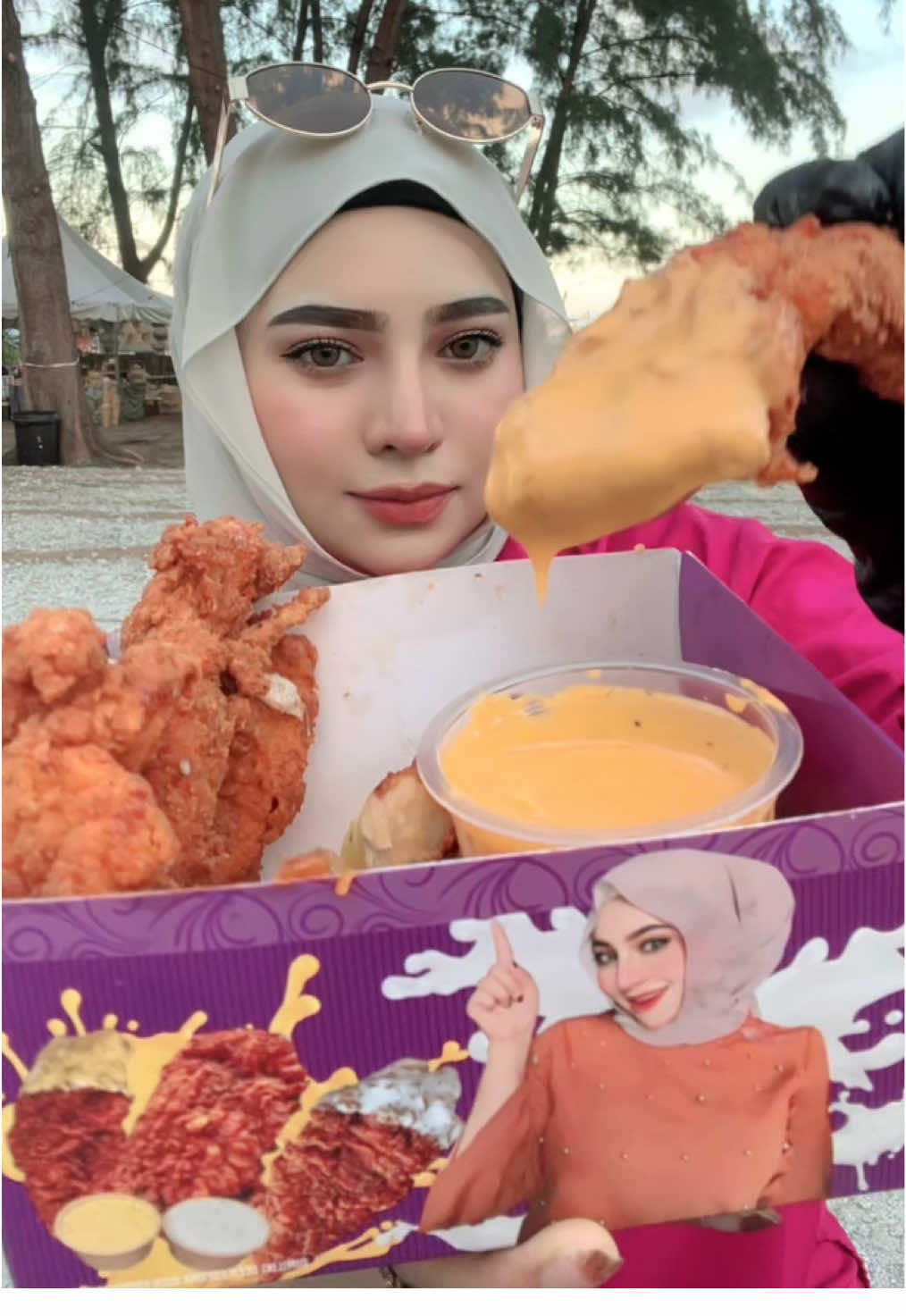 Bestnya makan chicken tenders No 1 @MASTER MOIST sambil makan sambil tengok alam sekitar suasana pantai teluk ketapang ni #eymazaideen #chickentenderbyeymazaideen #mastermoistnombor1 #foodiefoodfest #fyp 