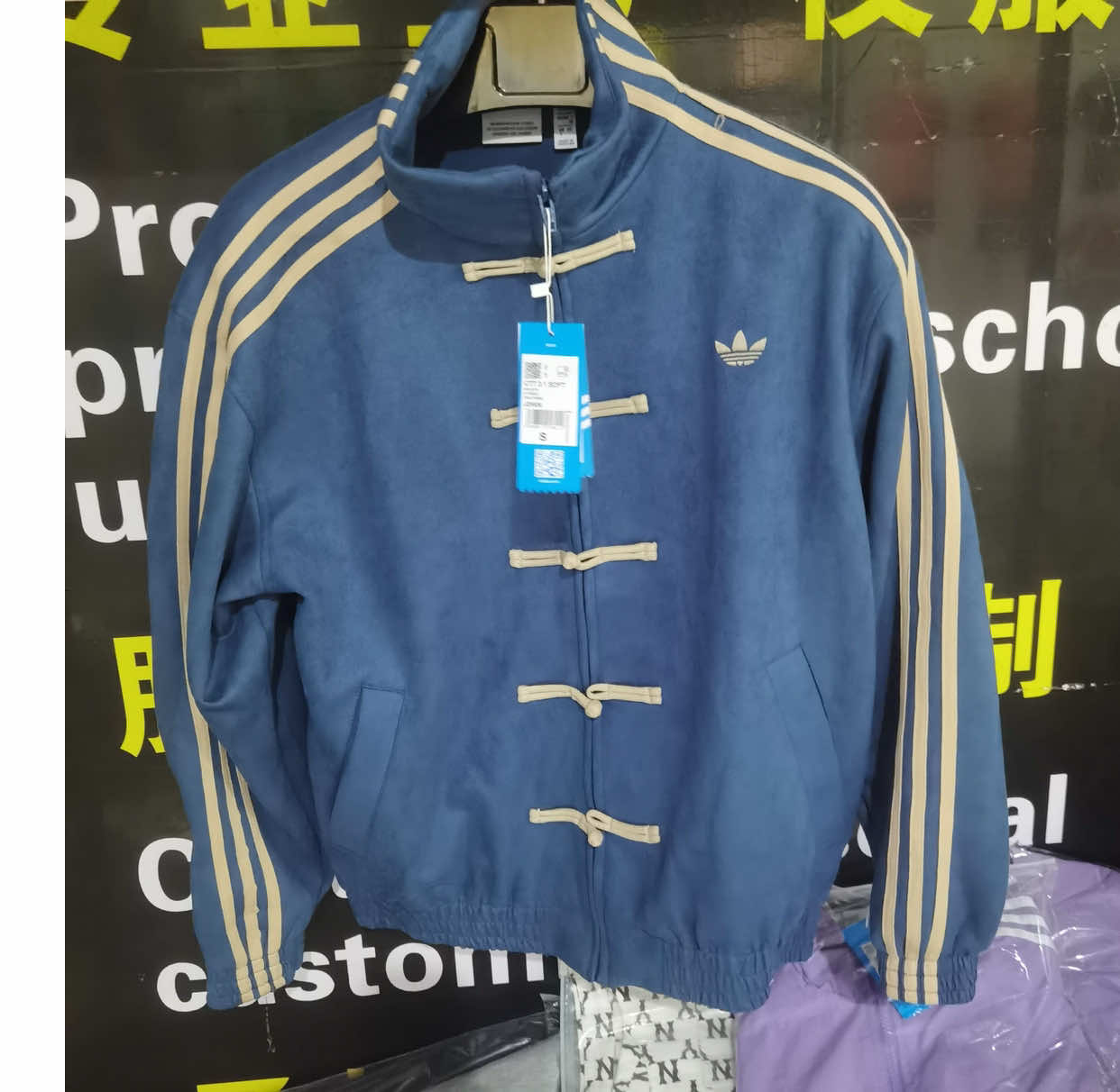 Check out this stunning new Adidas jacket! Loving the modern twist on classic Chinese style. Perfect for elevating your streetwear look. 👘🔥 #FashionFind #AdidasOriginals #StreetwearStyle #FashionInspo #CulturalFusion