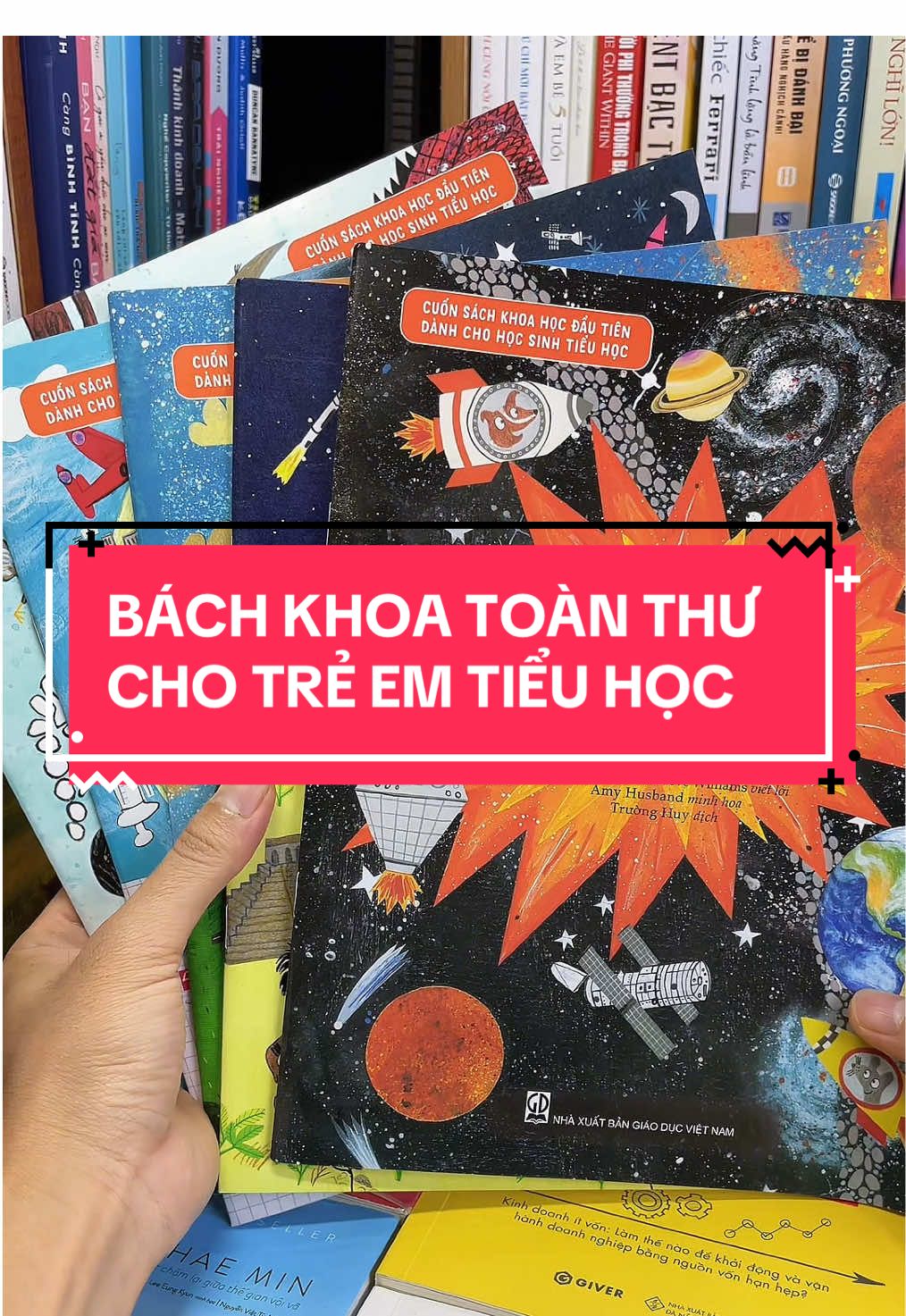 Bách Khoa Toàn Thư Cho Trẻ Em – 5 Cuốn Sách Mở Cánh Cửa Tri Thức Toàn Diện! Bộ Bách Khoa Toàn Thư Cho Trẻ Em Tiểu Học gồm 5 cuốn: Sự sống trên Trái Đất, Các phát minh vĩ đại, Lịch sử loài người, Vũ trụ kỳ diệu, Biến đổi khí hậu – là kho tàng tri thức phong phú, giúp bé khám phá thế giới một cách khoa học, sinh động và dễ hiểu. Mỗi cuốn sách như một hành trình kỳ thú: 	•	Tìm hiểu sự hình thành và phát triển của muôn loài. 	•	Khám phá những phát minh thay đổi cả nhân loại. 	•	Theo dòng lịch sử để hiểu con người đã đi qua những thời kỳ nào. 	•	Ngước nhìn bầu trời bao la để hiểu bí ẩn vũ trụ. 	•	Nhận diện biến đổi khí hậu và học cách bảo vệ Trái Đất. Hình ảnh minh họa sắc nét, kiến thức chọn lọc, ngôn ngữ dễ hiểu – bộ sách không chỉ nuôi dưỡng trí tò mò, mà còn bồi đắp nền tảng tri thức vững chắc cho trẻ ngay từ tiểu học. Nếu bạn muốn con vừa học vừa say mê khám phá, thì Bách Khoa Toàn Thư Cho Trẻ Em Tiểu Học chính là bộ sách không thể thiếu trong tủ sách gia đình.#tiemsachbinhyen #BookTok #sach #sachhay #bachkhoatoanthuchobe 