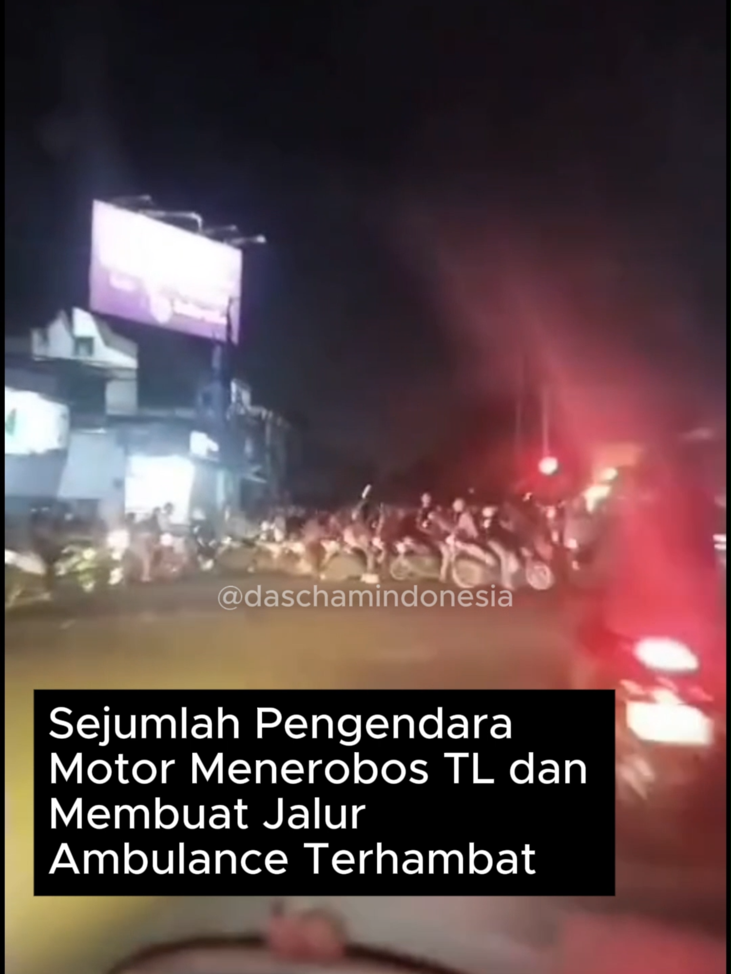 Kami membawa pasien Gawat Darurat dengan kondisi hilang kesadaran, saat tiba di traffic light jl.Kenjeran kota Surabaya atau biasa disebut tuwowo kami mendapati banyak pengendara sepeda motor yang berhenti melewati marka hingga menutupi jalur ke arah jl. Rangkah. Untuk kendaraan R2 didalam video dari arah jl. Putro agung traffic light menunjukkan warna merah Credit: baginda_s.raffael