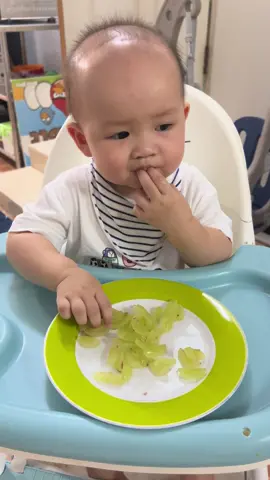 อร่อยไหมครับ🍇 #ลูกชายคนแรก #อคิณ #ลูกกินเก่ง #เลี้ยงลูกตามหมอประเสริฐ #เลี้ยงลูกเชิงบวก 