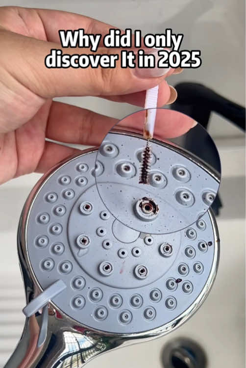 Still taking apart the shower for cleaning? Time-consuming and afraid of not reassembling it! This dedicated shower head hole brush needs no disassembly—pick it up and brush. Remove limescale quickly, make water flow strong. No more worrying about disassembling and assembling the shower!#kitchenitems #fyp #showerhead #bathroomessentials #cleaningproducts 