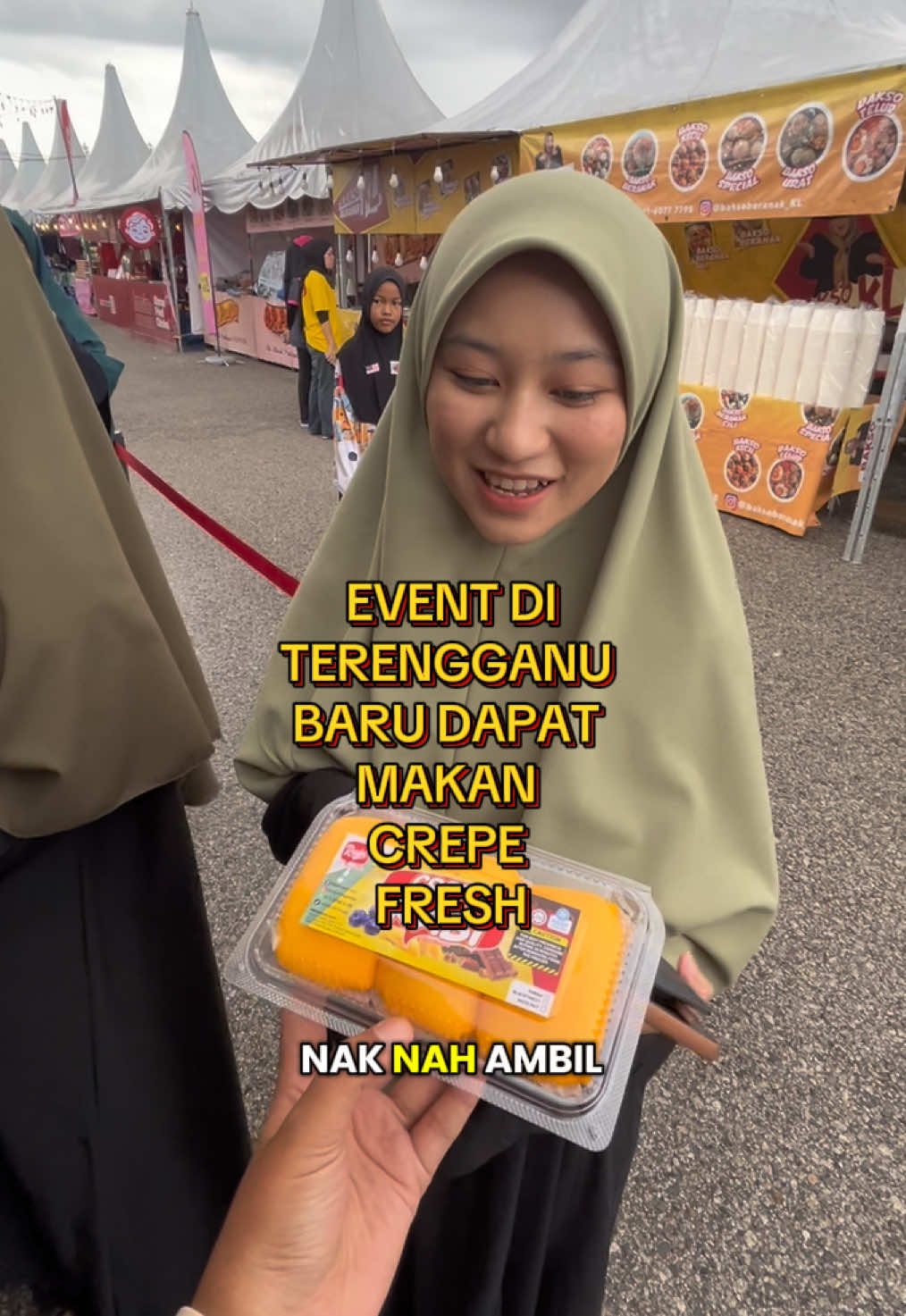 Comel comel dooh org ganu ni,lagi ii bila makan crepe melting terus😭😍  Pernah makan crepe tapi yang frozen , ni kita bagi rasa yg fresh 😋  Hari kedua kami dekat event @HAVOCFOODFESTIVAL  Jemput datang orang ganu 🥰 #duriancreperabi #creperabi #terengganu #bismillahfyp #fyp 