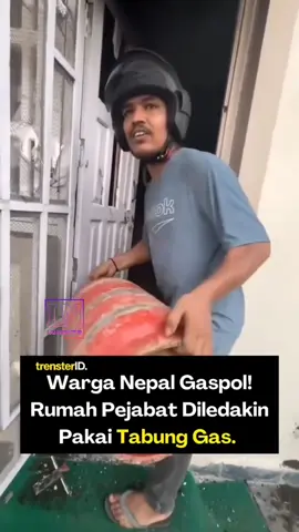 AMARAH RAKYAT NEPAL MULAI TAK TERBENDUNG,  TERLIHAT SEJUMLAH MASSA MELEDAKAN RUMAH PEJABAT NEPAL MENGGUNAKAN TABUNG GAS. #nepal #genz #demohariini #daruratmiliter #fyp 