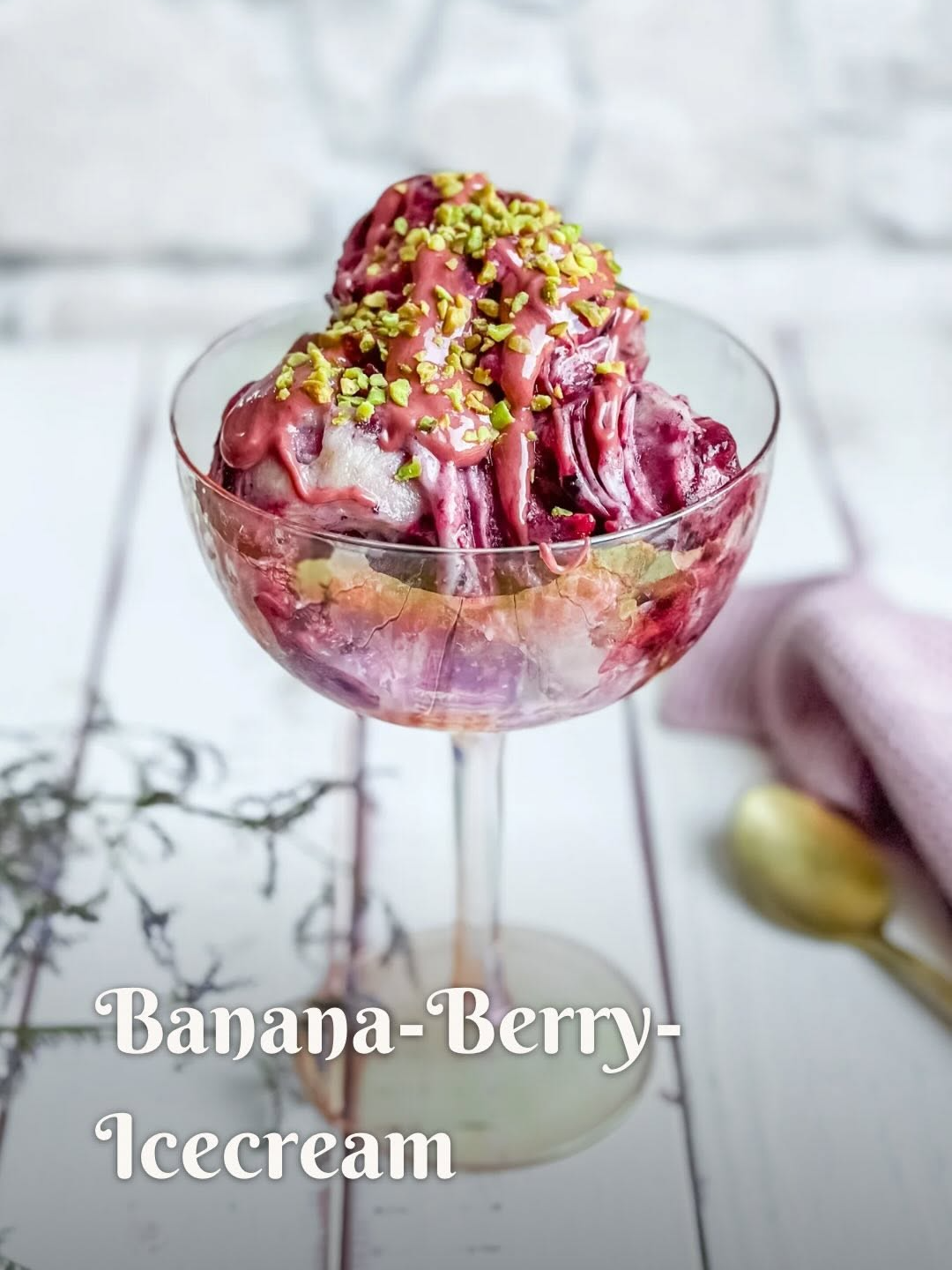 Endlich Freitag🤗 Zeit für Eis!🍨💕 Wie wäre es zum Start ins Wochenende mit einem cremigen Fruchteis aus nur zwei Zutaten? Schnell gemacht, herrlich fruchtig und 100 % natürlich❣ Perfekt für warme Tage und kleine Auszeiten zwischendurch. Mit deinem Kuvings Slow Juicer und dem Sorbetfilter zauberst du ganz einfach eine gesunde Leckerei. Einfach gefrorene Früchte rein, Knopf drücken und genießen! 🌞🍌 💛Banana Berry Icecream💙 Zubereitungszeit nur 5 Minuten😉 🤍Zutaten für 1 Portion🤍 - 3 gefrorenen Bananen(in Stüchekn) - 100g gefrorenne Beeren - Topping nach Wahl (z.B. Nussmus oder gehackte Nüsse) 👉 Sorbetfilter einsetzen, Zutaten einfüllen – fertig ist dein selbstgemachtes Eis! Schnell, lecker und ganz natürlich. So kann das Wochenende starten!😊💚 🎥 von @vegan.wohl.leben #kuvingsgermany #bananaberryicecream #ohnezucker #einfacherezepte #EasyRecipe #veganrecipes #kuvingsgermany #eiscreme #sorbet #wiedersommer #fyp #foru