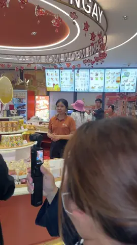 Lyly gặp cô Việt Hương tại SugarTown nè #exsh #lyly 