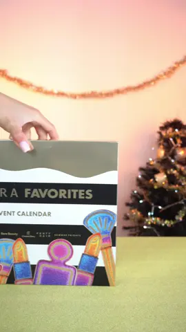 ✨ AVANT-PREMIÈRE APP ✨ Le calendrier de l'Avent Sephora Favorites est désormais disponible sur l'application : 24 surprises, dont 14 en format standard. Procurez-vous le avant qu'il ne soit épuisé. Quantités limitées disponibles. Fabriqué à partir d'au moins 35 % de matériaux recyclés provenant des présentoirs de nos magasins. Le produit BENEFIT The POREfessional sera disponible dans un nouvel emballage. Uniquement chez Sephora 🔗 https://bit.ly/47Ex1eM #SephoraFrance #SephoraFavorites