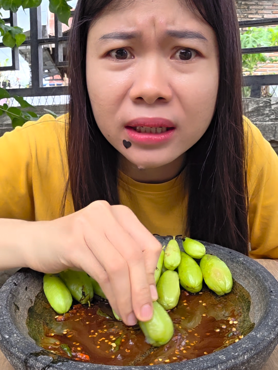 Rujak belimbing Wuluh, lagi asik makan tiba-tiba hujan badai #rujakbelimbingwuluh 