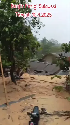 Jum’at, 12 September 2025 – Hujan deras yang mengguyur sejak sore hari memicu terjadinya tanah longsor di Jalan Trans Sulawesi, Km 9, Desa Toboli Barat, Kecamatan Parigi Utara, pada Kamis (11/9) malam sekitar pukul 21.00 WITA. Material longsor menutup total badan jalan utama dan menimbun sejumlah kendaraan yang tengah melintas. Berdasarkan laporan dari Pusdalops BPBD Kabupaten Parigi Moutong, sedikitnya empat unit mobil dan tiga unit sepeda motor tertimbun material longsor. Seluruh kendaraan berhasil dievakuasi, dan hingga kini tidak ada laporan korban jiwa akibat kejadian tersebut. Peristiwa ini sempat membuat arus lalu lintas di jalur Trans Sulawesi lumpuh total. Tim Reaksi Cepat (TRC) BPBD bersama TNI, Polri, Basarnas, dan masyarakat bergerak cepat melakukan evakuasi serta penyisiran di area terdampak. Alat berat juga dikerahkan untuk membuka kembali akses jalan yang tertutup material. Jalur Trans Sulawesi Km 9 kini sudah mulai dapat dilalui secara bertahap, meski kondisi cuaca di wilayah Parigi Utara masih berpotensi hujan dengan intensitas sedang hingga tinggi. Mengantisipasi potensi hujan yang masih tinggi, masyarakat diimbau untuk meningkatkan kewaspadaan, mengenali tanda2 longsor di sekitar lingkungan, serta mengikuti informasi resmi dari BPBD dan BMKG.  BREAKINGNEWS: Banjir Landa Tiga Desa di Parigi Tengah Sulteng, 20 KK Terdampak   https://palu.tribunnews.com/sulteng/168316/breakingnews-banjir-landa-tiga-desa-di-parigi-tengah-sulteng-20-kk-terdampak #banjir #sulawesitengah #viraltiktok #fypage #fyppppppppppppppppppppppp 