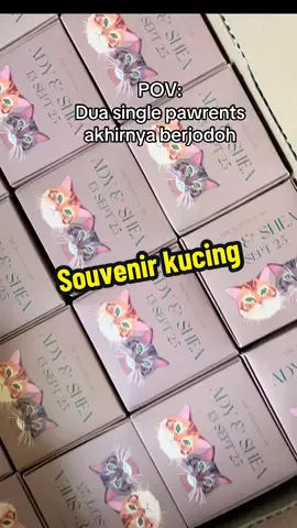 Ketika dua single pawrents akhirnya menikah. Langsung punya duaaa anabul yang diabadikan dalam souvenir pernikahan mereka 🩷. Ada yang mau samaan? komen ya! nanti mimin bisikin Katalognya  #souvenir #souvenirpernikahan #reuseablebag 