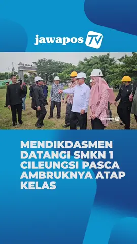 Menteri Pendidikan Dasar dan Menengah (Mendikdasmen) Abdul Mu’ti memastikan proses belajar mengajar di SMK Negeri 1 Cileungsi, Kabupaten Bogor, Jawa Barat, tetap berjalan pasca insiden ambruknya atap ruang kelas yang menimpa 31 siswa dan guru. Untuk menjamin kelanjutan pembelajaran, pemerintah telah mendirikan tiga tenda darurat sebagai ruang kelas sementara. Abdul Mu’ti juga menegaskan bahwa perbaikan atap sekolah akan segera dilakukan dengan alokasi anggaran tahun 2025 sebesar Rp2 miliar, dan ditargetkan rampung pada pertengahan Desember 2025. #AbdulMuti #Mendikdasmen #SMKCileungsi #SMKN1 #cileungsi 