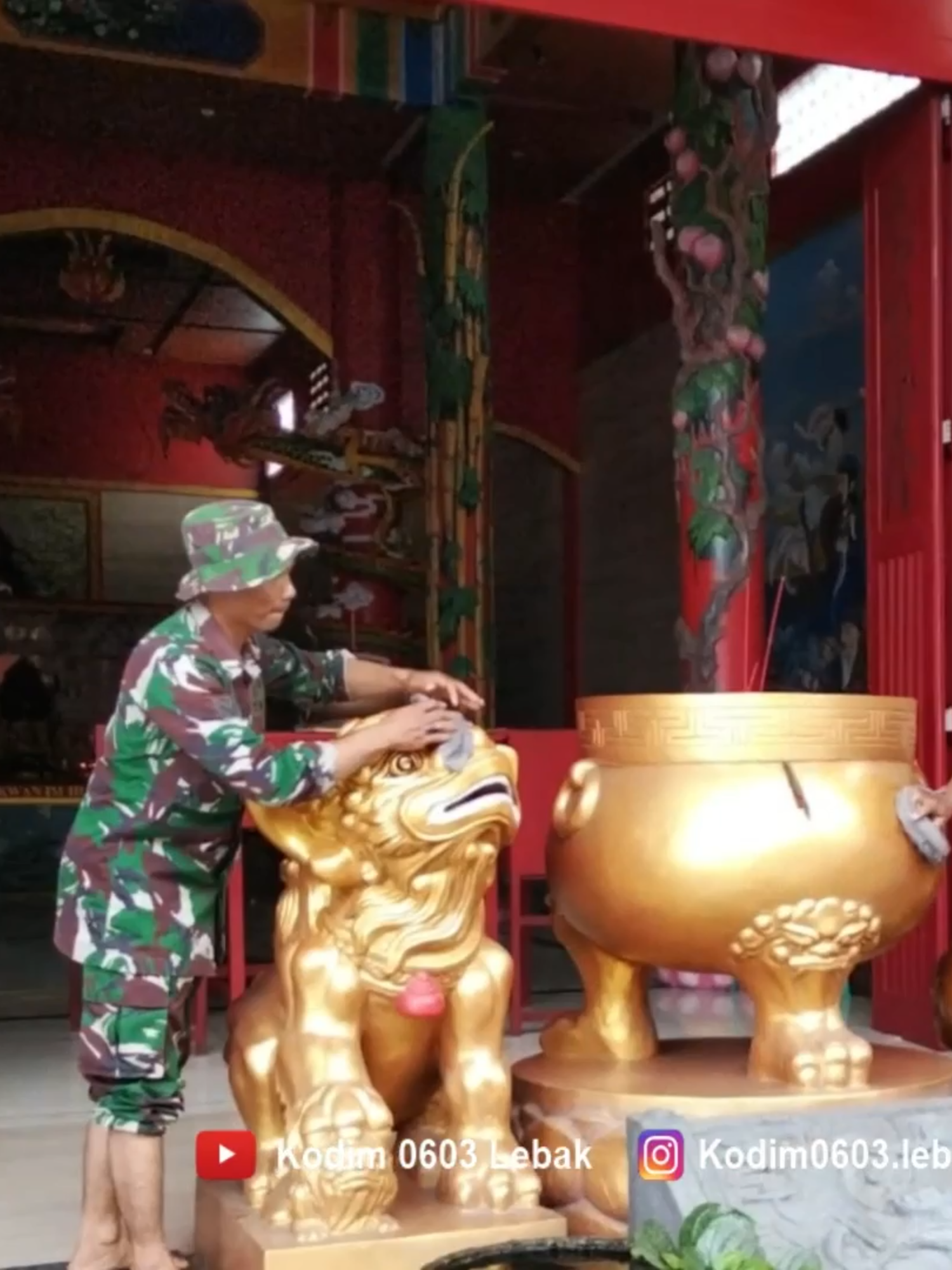 ✨ **Karya Bakti Teritorial Prima HUT TNI ke-80 kegiatan pembersihan Vihara** ✨ Kodim 0603/Lebak bersama prajurit Cakra Mandala Yudha melaksanakan kegiatan pembersihan di **Vihara Ananda Avalokitesvara, Rangkasbitung**. Kegiatan ini menjadi wujud nyata semangat *Bersama Rakyat, TNI Kuat* dalam menjaga kebersihan lingkungan, mempererat persaudaraan, serta menumbuhkan toleransi dan gotong royong di tengah masyarakat. Mari kita jadikan momentum ini untuk terus menjaga persatuan dalam keberagaman demi Indonesia yang damai dan harmonis. 🇮🇩 #tniprima#HUTTNI80 #KaryaBaktiTNI #Kodim0603Lebak #BersamaRakyatTNIKuat #Lebak