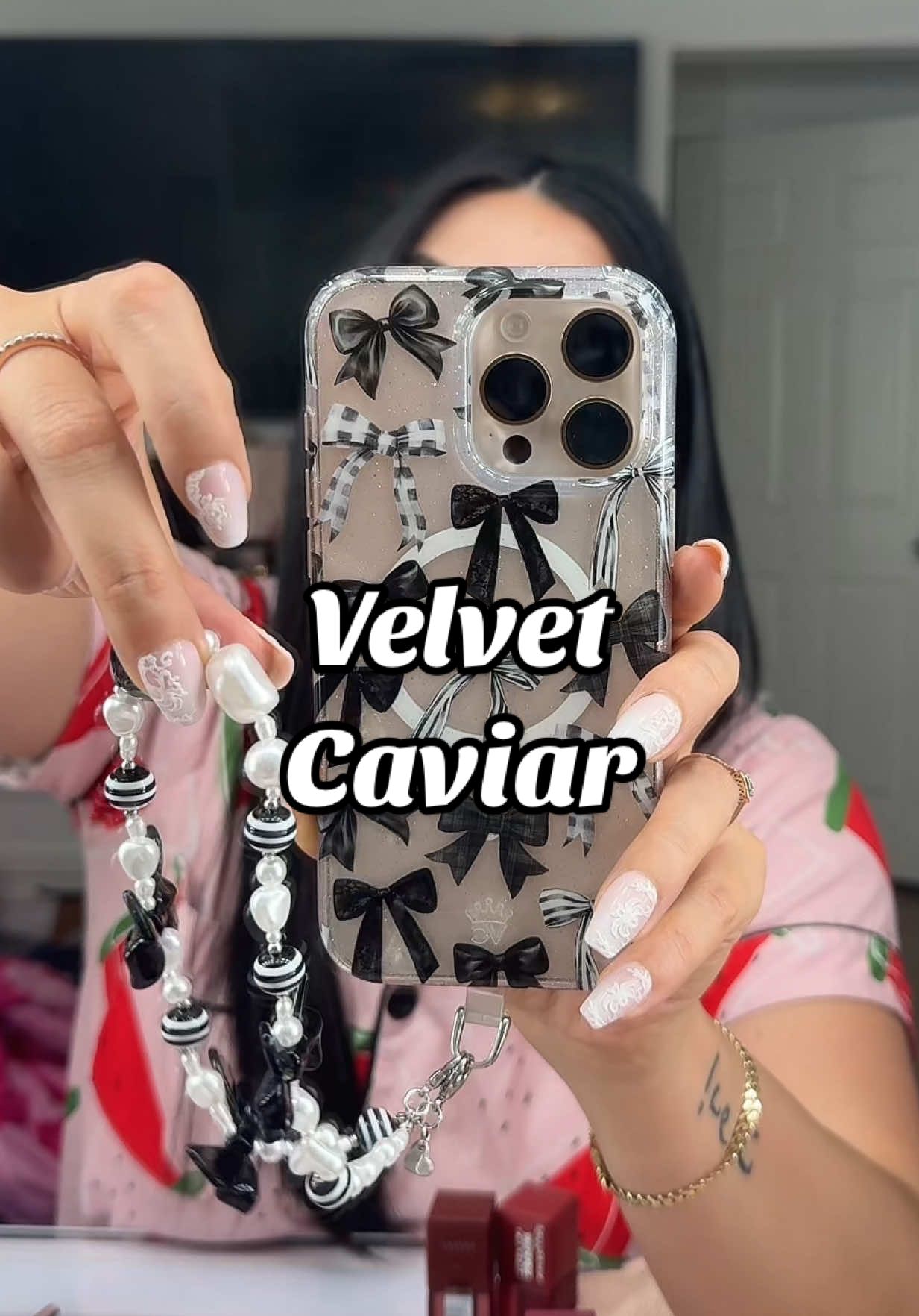 Ya quiero ver los nuevos diseños 😍🧡 @velvetcaviar #velvetcaviar #iphone #covertor #tiktokshopcreatorpicks #charms 