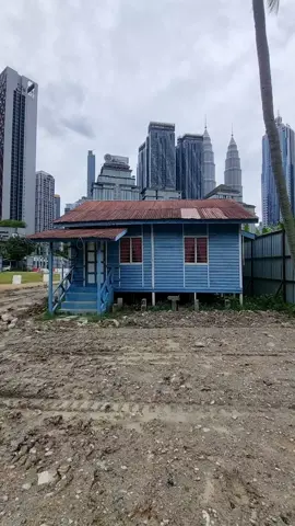 Sehari selapas arahan KOSONGKAN rumah oleh mahkamah di Kg. Sg. Baru Kuala Lumpur. Antara rumah yang tersergam indah dan dikatakan tidak terkesan dengan projek pembangunan adalah rumah divmana ramai  anak wayang beraksi disini. Cuba teka rumah siapa? dan filem apa yang pernah dilakonkan disini?