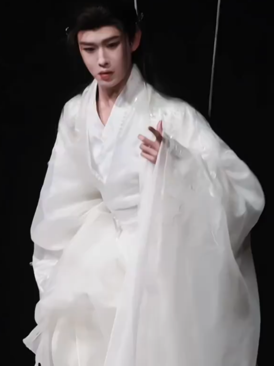 Beautiful Dragon God is using wires for filming scene.  cr : 周舟粥 #Tianjiarui #田嘉瑞月鳞绮纪 #VeilofShadows #DragonGod #JiLing 