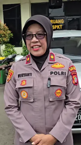 Kapolsek Tambun Selatan Kompol Wuryanti, S.H., M.H. melaksanakan kegiatan Jumat Berkah di Mapolsek Tambun. Sasaran kegiatan kali ini adalah rekan-rekan ojek online, sebagai bentuk kepedulian dan silaturahmi antara Polri dengan masyarakat. Melalui kegiatan ini diharapkan terjalin kedekatan, kebersamaan, dan semangat berbagi kepada sesama. 🙏✨ #PolriHumanis #JumatBerkah #PolsekTambunSelatan #PolresMetroBekasi #PolriPresisi