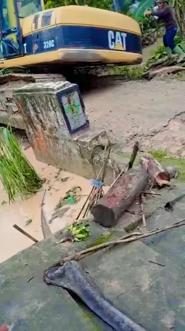 #ekcapator terperosok ke sungai#karna jembatan nya gak kuat#fyp#fypppppppppppppppppppppp 