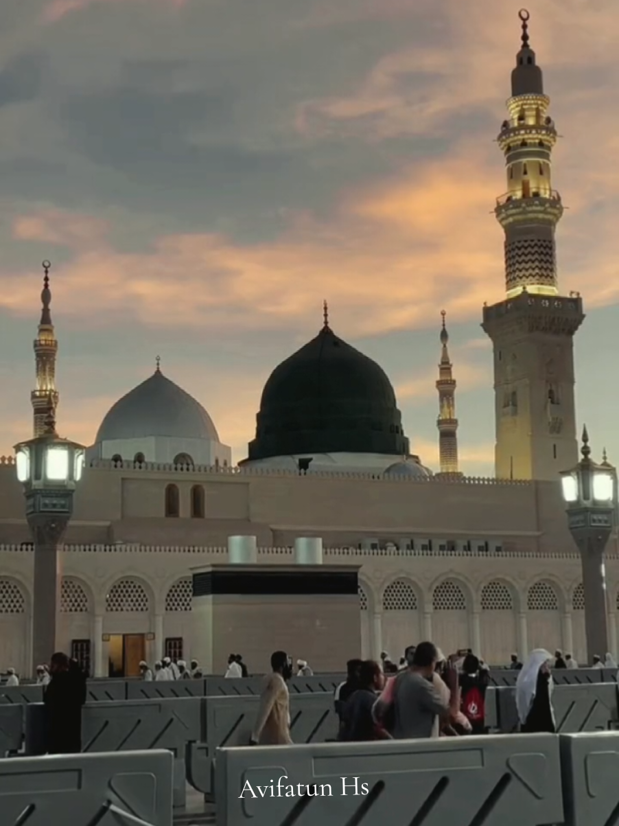 Di bulan ini ada rindu Kuharap kelak berujung temu Di bulan ini ada cinta Kuharap kelak diganjar jumpa.  Ya Rasulullah, Akui kami menjadi Ummat-Mu. 🥹🤍 #Rasulullah  #masyaallahtabarakkallah  #fy #fyppppppppppppppppppppppp 