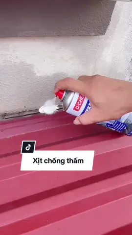 Chỗ nào mà có khe hở khe nứt thì các bác cứ xịt thẳng vào là không lo bị dột nữa #xitchongtham #chongtham #binhxitchongtham 