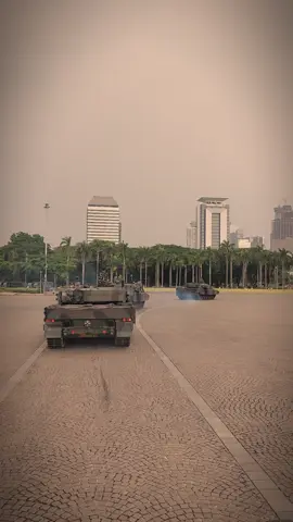 Di pusat ibu kota, Monas berdiri megah… Kini ia ditemani sang penjaga lapis baja MBT Leopard Leopard. Simbol keberanian, kekuatan, dan tekad prajurit TNI untuk selalu bersama rakyat. Untuk Indonesia, kami pantang mundur! 🇮🇩 #foryou #lewatberanda #fyppppppppppppppppppppppp #fyp #leopard 