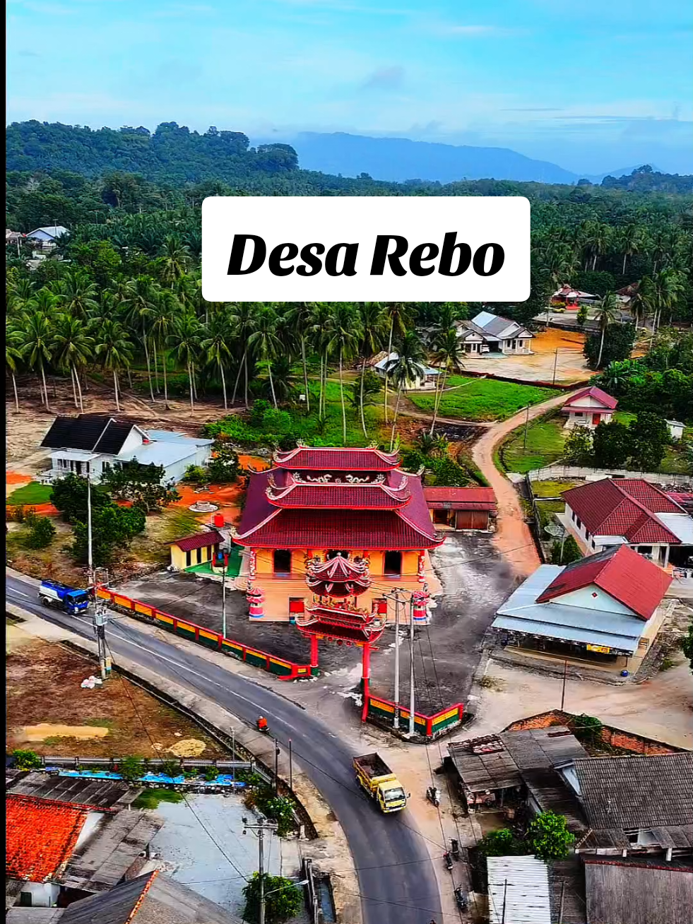Desa Rebo di Kec. Sungailiat, Bangka… terkenal dengan Pantai Rebo yang indah. Pasirnya putih, lautnya jernih, cocok banget buat santai bareng keluarga atau teman. Suasana desanya juga hangat, warganya ramah, dan kehidupan nelayan masih kental terasa. Singgah ke Desa Rebo, artinya merasakan indahnya alam sekaligus keramahan orang Bangka.” #DesaRebo  #PantaiRebo  #VisitBangka  #PesonaBangka  #ExploreBangka 