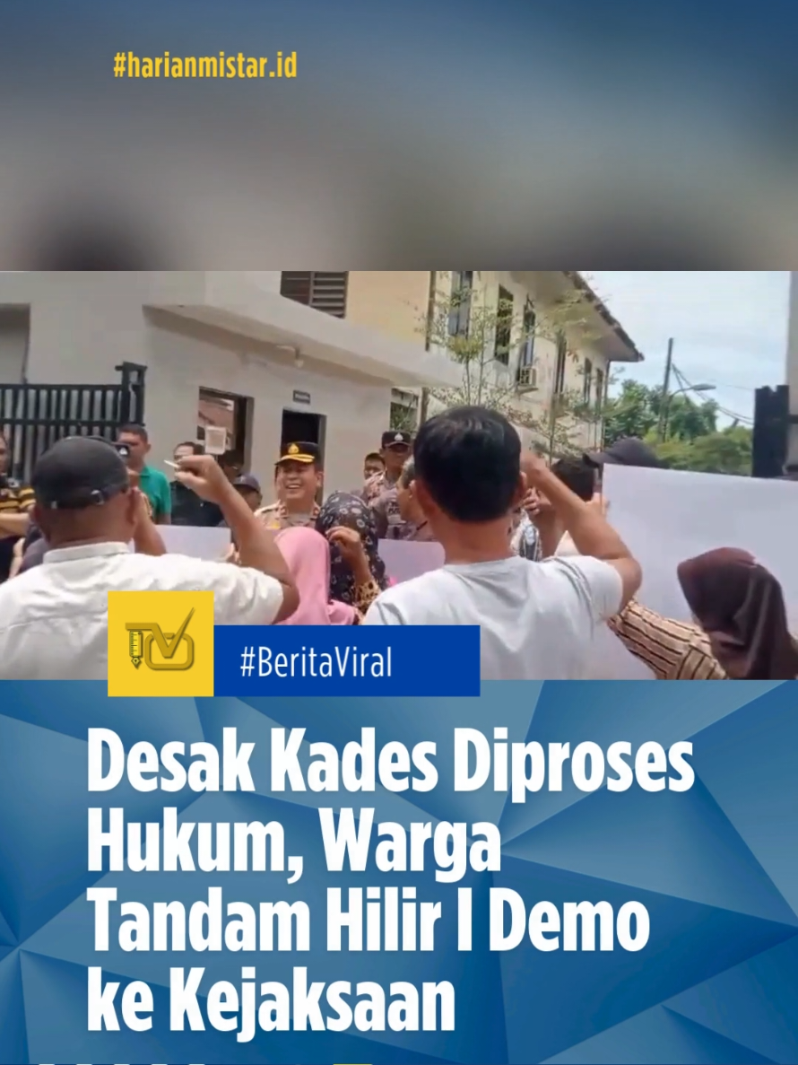 Desak Kades Diproses Hukum, Warga Tandam Hilir I Demo ke Kejaksaan Deli Serdang, MISTAR.ID Puluhan warga Desa Tandam Hilir I, Kecamatan Hamparan Perak, Deli Serdang, kembali turun ke jalan, Kamis (11/9/2025). Setelah sebelumnya mendesak pencopotan Kades Herianto, kali ini mereka menggelar aksi di depan Kantor Cabang Kejaksaan Negeri Labuhan Deli. Dalam orasinya, massa mendesak Kejaksaan segera memproses hukum Kepala Desa Tandam Hilir I, Herianto, atas dugaan penyalahgunaan wewenang dan praktik korupsi. Perwakilan pendemo, Lasiono, menyebut dana desa miliaran rupiah tidak dirasakan manfaatnya oleh masyarakat. Menurutnya, banyak kegiatan yang hanya bersifat seremonial, sementara pembangunan desa nyaris tak terlihat. Lasiono menegaskan, sekitar 70 persen warga telah kehilangan kepercayaan terhadap kepemimpinan Herianto. Mosi tidak percaya bahkan sudah disampaikan secara resmi, dan Badan Permusyawaratan Desa telah mengirim rekomendasi pemberhentian ke Bupati Deli Serdang melalui Camat Hamparan Perak. Massa aksi juga meminta agar Kejaksaan tidak menunda proses hukum dengan alasan menunggu hasil laporan Inspektorat. Aksi unjuk rasa berlangsung aman dengan pengawalan ketat aparat kepolisian. Usai menyampaikan aspirasi dan mendapat tanggapan dari pihak Kejaksaan, massa kemudian membubarkan diri.(Bayu/hm21). Selengkapnya: https://youtu.be/otJeUdrOP80 Baca Selengkapnya : https://mistar.id/ #kades #proseshukum #tandamhilir #demo #kejaksaaan 