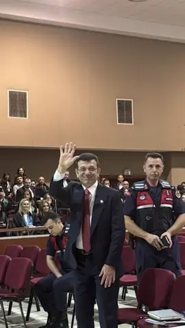 Silivri’de bugün tarih yazılıyor! Ekrem İmamoğlu hakkında açılan ‘diploma davası’nın ilk duruşması başladı. 8 yıl 9 aya kadar hapis ve siyasi yasak istenen bu dava bir kişinin diplomasını değil, milyonların iradesini hedef alıyor.  Sandıkta kazanamadıklarını, mahkeme salonlarında yok etmeye çalışıyorlar. Duruşmayı Çağlayan yerine, son dakika kararıyla Silivri Cezaevi yerleşkesine taşıdılar ama yüzlerce kişi geldi.  Hep beraber kazanacağız!