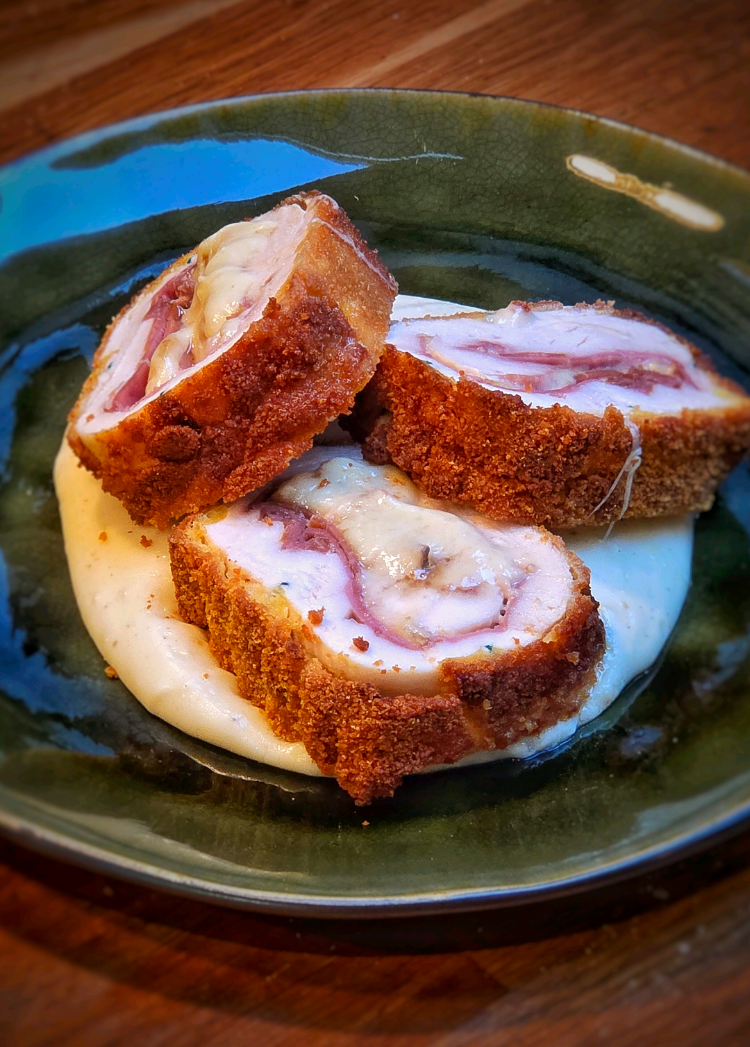 Rôti cordon bleu !  Flemme de faire des cordons bleu à l'unité !  Pour la recette (pour 4 moi j'en ait fait pour 8): - 4 filets de poulet - 8 tranches de comté fines - 8 tranches de bayonne fines Pour la béchamel au comté : - le reste de comté râpé (au moins 150g) - 30g de beurre - 30g de farine - du lait entier (la quantité en fonction de la texture souhaitée) Je commence par ouvrir mes filets de poulet en 2 et ensuite je leur tape sur la gueule avec une casserole. J'imagine que t'a pas de trancheuse donc on passe à l'étape suivante. Je dispose mes filets de poulet sur du film alimentaire, puis mon jambon, puis mon comté, je roule le tout et je laisse au frais une heure. Le ficelage sert à rien, passe à l'étape suivante ! Panure (oeuf + chapelure, répète l'opération pour une belle croûte) Retour au frais 1h. Dans une friteuse propre, tu fais croûter l'engin 5/6 min à au moins 160 mais moins de 180 !  Tu pose sur une grille et au four à 180 pendant 25 minutes. Tu fais fondre ton beurre dans une casserole, tu ajoutes ta farine (ça te fait un roux) tu ajoutes progressivement ton lait en fouettant ( si tu veux aucun grumeaux tu meux faire chauffer ton lait avant ça s'incorpore encore mieux), ensuite tu ajoutes le comté, sel, poivre, muscade et c'est pret. Allez, bon app !  ( La totalité de cette description a été réalisée en chuchotant...) #asmr #viande #bonnepitance 