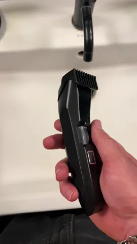 Rakvélin sem fær mömmu þína til að elska þig aftur!  Jett Beard Trimmer-inn er glæsileg rakvél með allt sem þarf fyrir fljótan og þægilegan rakstur og gerir þig 3.7x myndarlegri (Chad Guarantee - ekki bakkað upp af rannsóknum)   🔧 Nánari upplýsingar: Stillanleg lengd & aðeins 1 kambur: með 20 stillingum frá 0,5 mm upp í 10 mm með 0,5 mm millibili. USB í USB-C snúra: Þægileg hleðsla – engin flækja. Sterkbyggð hönnun: Glansandi svart yfirborð með gripgóðum hliðum fyrir örugga notkun. Rafhlöðuvísir: Ekki hafa áhyggjur af því hvað sé mikið batterí eftir, þú sérð hvað er mikið batterí eftir á rafhlöðuvísinum (frá 0-100). 60 mínútna rafhlöðuending - 90 mínútna hleðslutími. T-blað: Ti Coated T-blað úr ryðfríu stáli.