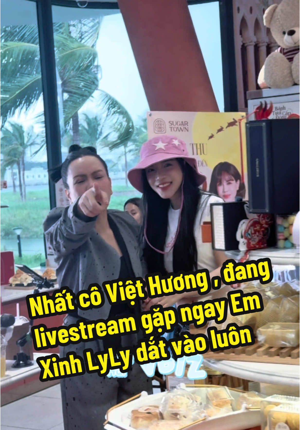 Nhất cô Việt Hương , đang livestream gặp ngay Em Xinh LyLy dắt vào luôn#chiechaivbiz #emxinh #lyly 