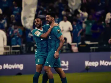 يا بدايات المحبة و يانهايات الوله، هكذا يصف جمهور الهلال مشاعره منذ رحيل ميتروفيتش. فرغم مرور الوقت، ما زالت الجماهير الزرقاء تعيش حالة من الحنين لواحد من أبرز المهاجمين الذين مروا على النادي في السنوات الأخيرة. رحيل ميتروفيتش لم يكن مجرد انتقال لاعب كرة قدم، بل كان خروجا لصوت الفرح في المدرجات، وغياباً لاسم اعتادت الجماهير أن تربط به الحسم في المباريات الكبرى. فكيف يمكن أن يرحل لاعب بهذه القيمة من غير وداع؟ وكيف لجماهير ارتبطت بأهدافه وبحضوره أن تستوعب غيابه بهذه السرعة؟ لقد كان ميتروفيتش عنواناً للحسم في أصعب المواقف، ووجهاً مألوفاً في المناسبات الكبيرة التي لا تقبل أنصاف الحلول. كان حاضراً بروحه القتالية، ومؤثراً بأهدافه التي صنعت الفارق في لحظات فارقة من تاريخ الفريق. لم يكن مجرد مهاجم في قائمة، بل كان رمزاً للحماس والإصرار، وجزءاً من قصة الهلال الحديثة التي ستظل محفورة في ذاكرة كل عاشق. اليوم، تفتقد الجماهير ذاك الحضور وتسترجع تفاصيل المباريات التي كان فيها ميتروفيتش حاضراً بقوة. يبقى السؤال المؤلم: كيف يمكن أن يغادر من كان يسعدنا ويمنحنا الأمل في أصعب الظروف من دون كلمة وداع ؟ #mitrovic #fyp 