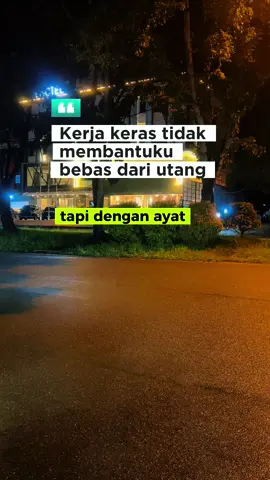 Dulu saya berpikir, untuk bebas dari utang, kuncinya cuma satu: kejar uang yang lebih banyak. Saya kerja keras demi bebas dari utang, ambil semua peluang, bahkan rela berhutang lagi demi melunasi hutang lama. Saya yakin, selama saya pintar mengatur, saya cepat bebas dari utang. Ternyata semakin saya berusaha mengandalkan kekuatan sendiri, beban malah bertambah. Sampai satu hari, saya menemukan ayat yang menguatkan: ‘Sesungguhnya Allah itu Maha Baik; Dia adalah tempat perlindungan di saat kesusahan; Dia mengenal orang-orang yang berlindung kepada-Nya.’ (QS. At-Tawbah: 51). Saya sadar… selama ini saya mencari perlindungan pada uang, bukan pada Allah. Ketika saya mulai berlindung pada Allah, langkah-langkah menuju bebas dari utang pun menjadi nyata. Lima jalan ini, yang saya jalani, membuat saya cepat bebas dari utang: 1. Percaya pada kebaikan Allah – Yakin bahwa Dia peduli pada situasi saya. 2. Menjadikan Allah tempat perlindungan – Membawa kekhawatiran finansial dalam doa. 3. Mengakui kesalahan – Tidak menyalahkan keadaan, tapi belajar dari kesalahan. 4. Bersabar dalam proses – Fokus bayar utang satu per satu, bukan mencari jalan pintas. 5. Mengikuti arahan Allah – Mengelola uang sesuai prinsip-Nya, bukan sekadar tren dunia. Sekarang saya benar-benar bebas dari utang—bukan hanya di dompet, tapi juga di hati. Saya belajar bahwa perlindungan sejati bukan pada jumlah saldo, tapi pada Allah yang mengenal dan menjaga orang yang berlindung kepada-Nya. 💬 Kalau kamu sedang berjuang lepas dari utang, tulis ‘BEBAS’ di kolom komentar. 📌 Follow untuk lebih banyak kisah dan langkah praktis bebas dari utang  