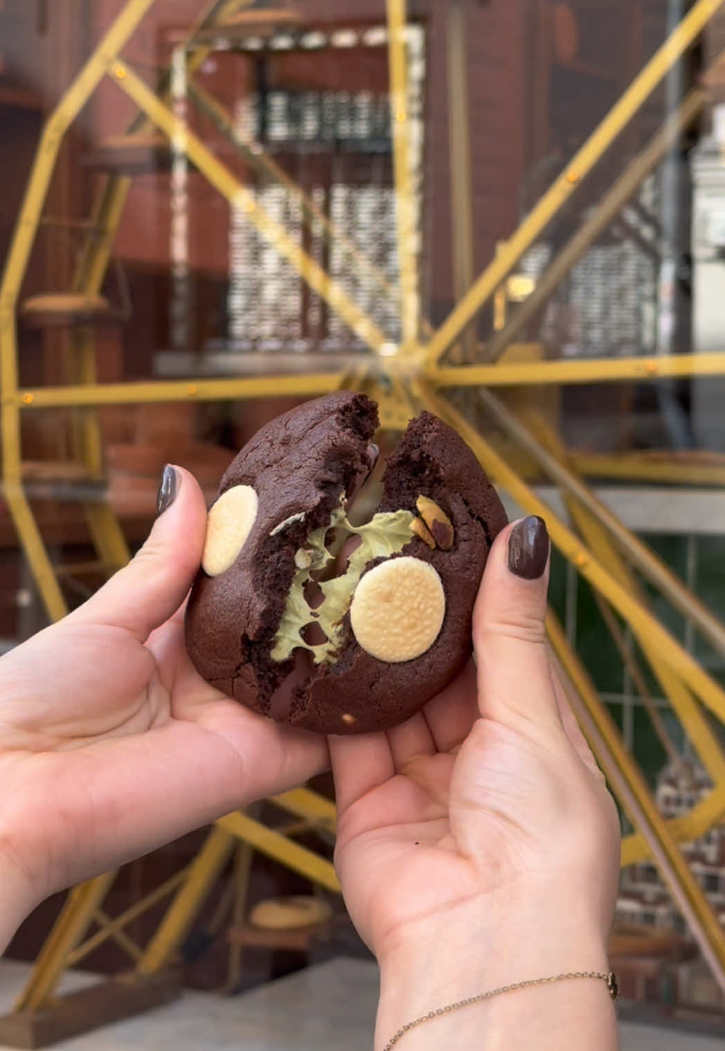 Wie komt deze nog snel halen?🤭🍪 #hetkoekemannetje #foryoupagee #fyp #cookies #amsterdam #brownie #pistache 