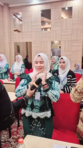 Bersama ibu ketua Pkk ibu Hajah Sri Hadi  di acara BIMBINGAN TEKNIS  penguatan kapasitas umkm unggulan dan potensial Ekspor Kab Balangan tahun 2025  Dr  tgl 11 -14 september 2025  Hotel PYRAMID SUITES BJM  Lagu .Basinggah di Balangan  Moga berkah kt semua  aamiinn#kedaianita #kedaianitabalangan #fypシ゚viral #fyppppppppppppppppppppppp #PTANITAPERMATAMADUMERATUS 