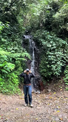 Biar apaa?? biariinn dalam edisi mencoba trail di cisadon pakai denim wingman 14oz. masih oke siih kalau trail jalan gini ajaa. aman banget #trailrunning #pelaridenim #cisadon 