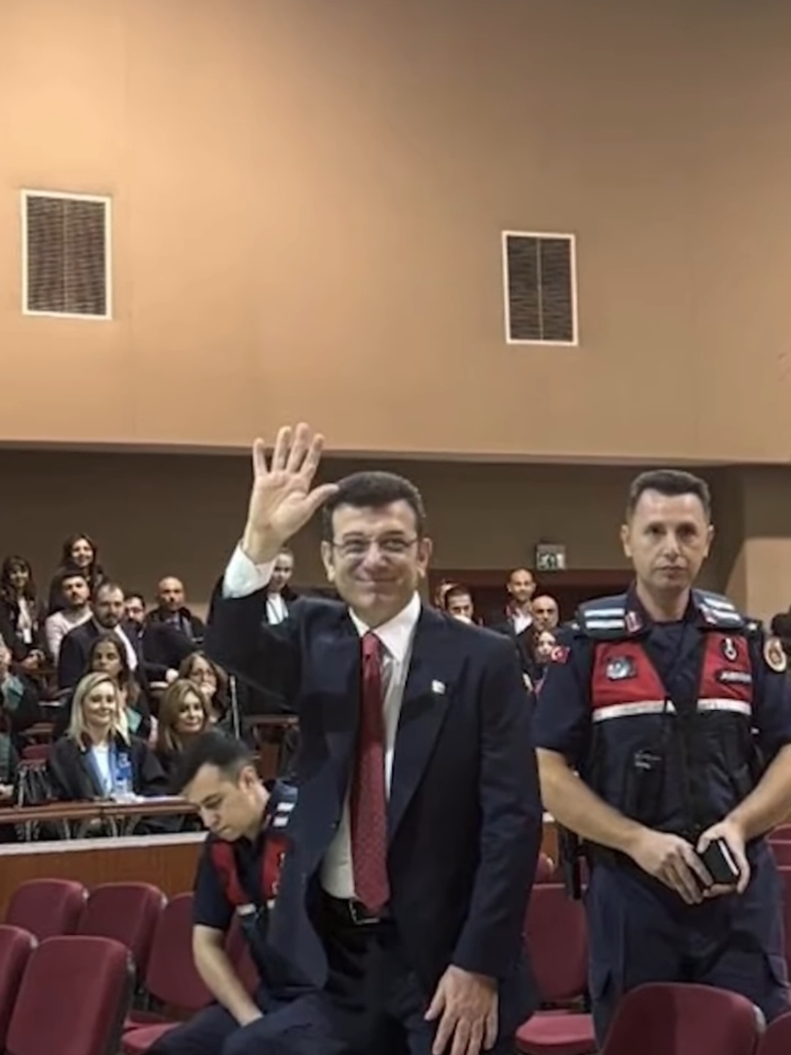 'Diploma' davası başlıyor! Ekrem İmamoğlu mahkeme salonunda alkışlarla karşılandı