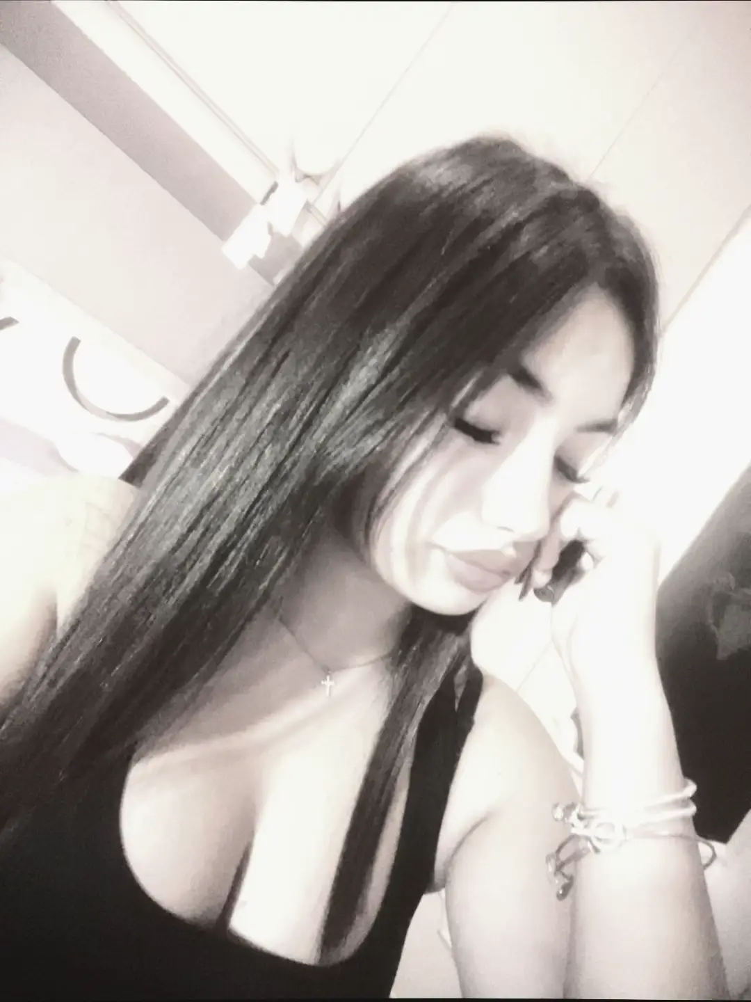 ti ho messo prima di chiunque , al primo posto, anche prima di me stessa .  e forse qui ho sbagliato.. a darti tutto l’amore che avevo dentro di me per poi essere ricambiata con la tua indifferenza. ti ho amato e anche odiato, mi rendevi vulnerabile, i tuoi comportamenti cambiavano le mie emozioni. quello che siamo stati non si dimentica , ma probabilmente non ci penserò più notte e giorno come prima. cercherò di essere più indifferente possibile a te. ho sotterrato la mia dignità pur di stare con te, ho fatto di tutto. anche quando era impossibile io cercavo sempre quella speranza, che ora non cerco più. non credo ancora che tu te ne sia andato con tutta l’indifferenza senza pensarci un minimo. ti avrei perdonato di tutto anche l’imperdonabile . ti ho amato tanto, ma ho dovuto accettare anche la realtà in faccia dei fatti e guardare avanti, ritrovare la forza che avevo perso. mi sono odiata per tutto ció che mi sono fatta fare da te, sperando che un giorno mi avresti amato come facevo io , cercavo di giustificare ogni tuo comportamento, vedevo offuscato d’avanti ai miei occhi. ho fatto tutto ciò che potevo pur di stare bene insieme, cercavo di parlarti anche quando era impossibile, ho provato a cambiare te, ma l’unica ero io a cambiare. ogni volta che ci provavo alla fine ero io a starci male. cercavo sempre risposte e spiegazioni da te, ma i tuoi comportamenti parlavano da soli. non rimpiango nulla, ti ho sempre dato tutta me stessa , come ci sono stata male quando te ne sei andato portandoti con te una parte di me.  Insieme non potevamo stare bene ma lontano da te faceva ancora più male.  1 giorno stavamo bene e 100 no , ma nonostante tutto non mi sono mai arresa con te. ho sempre cercato di risolvere tutto solo io . ho fatto di tutto per creare un noi. ho sperato troppo in un nulla alla fine. ora quanto ti amavo si è trasformato tutto in odio, non capisco come possa essere così indifferente, non sei la persona che ho conosciuto , non dimenticherò nulla. il modo in cui mi hai fatta sentire, non rimpiango nulla perché ogni momento con te è stato reale.